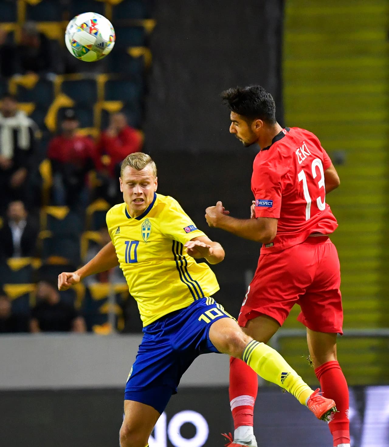 Turquía empezó a acaparar el esférico y a encimarse en los suecos, dejándolos defendiendo su gol en su reducto, orillados por las circunstancias.
