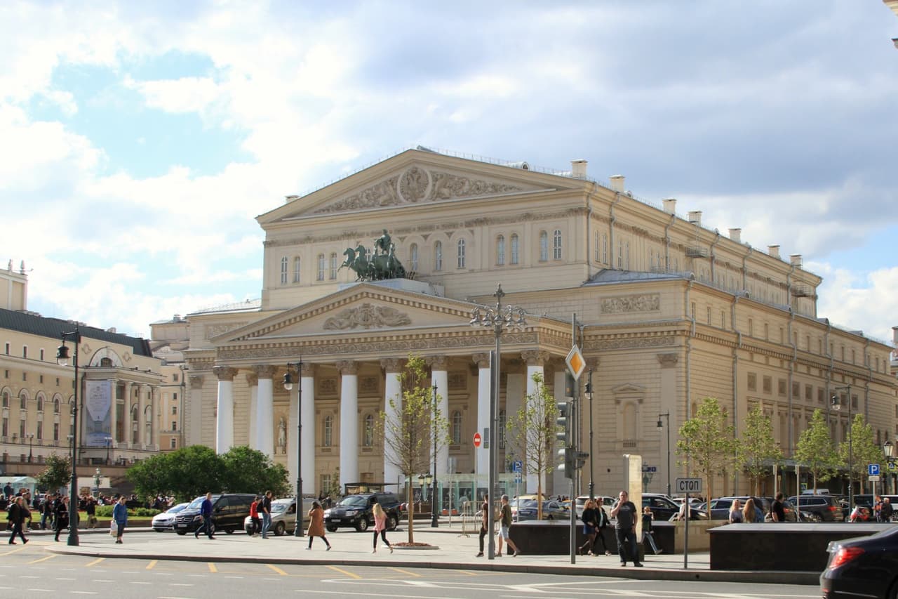 El Teatro Bolshoi fue construido en 1825, 20 años después de que un incendió destruyó el Petrovsky, que estaba ubicado en el mismo lugar. Es el segundo teatro más grande de Europa, solo detrás de La Scala de Milán. Sobrevivió a un incendio más en 1853 y a los cuantiosos daños que sufrió durante la Segunda Guerra Mundial y hoy en día es uno de los escenarios más importantes del mundo.