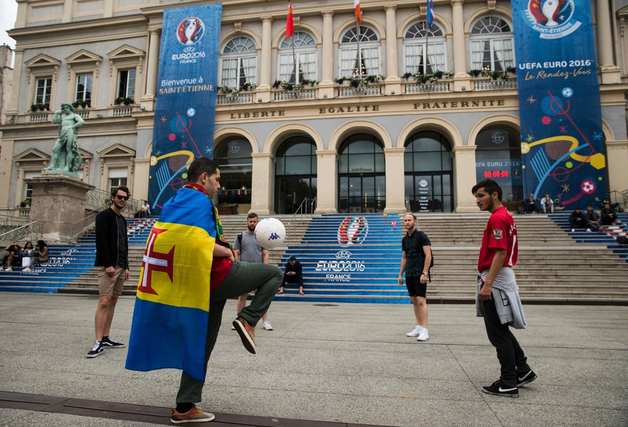 Estos fans de Portugal estuvieron jugando en frente al ayuntamiento de Saint-Etienne antes de que su equipo se enfrentara a Islandia.