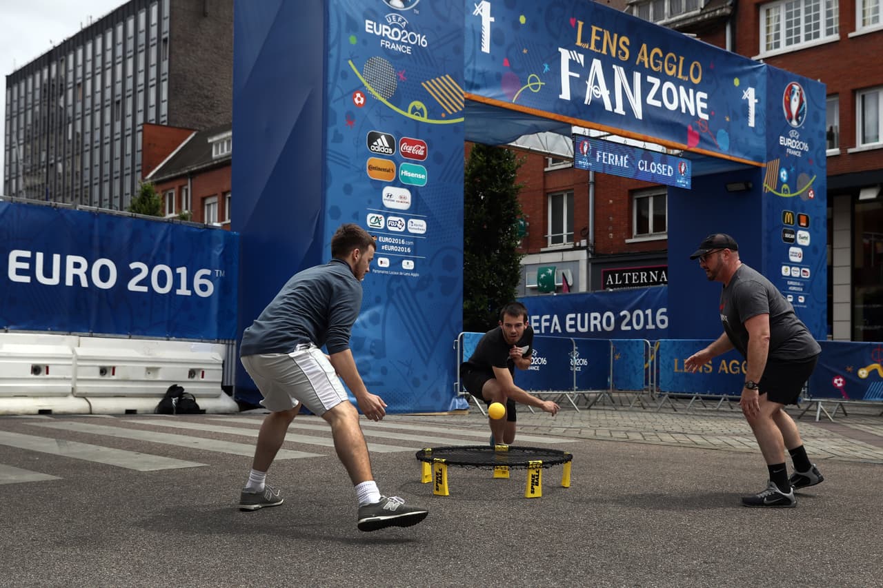 Pero a pesar de manifestaciones y riñas la Eurocopa no ha sido empañada y la fiesta futbolera en Francia continúa.