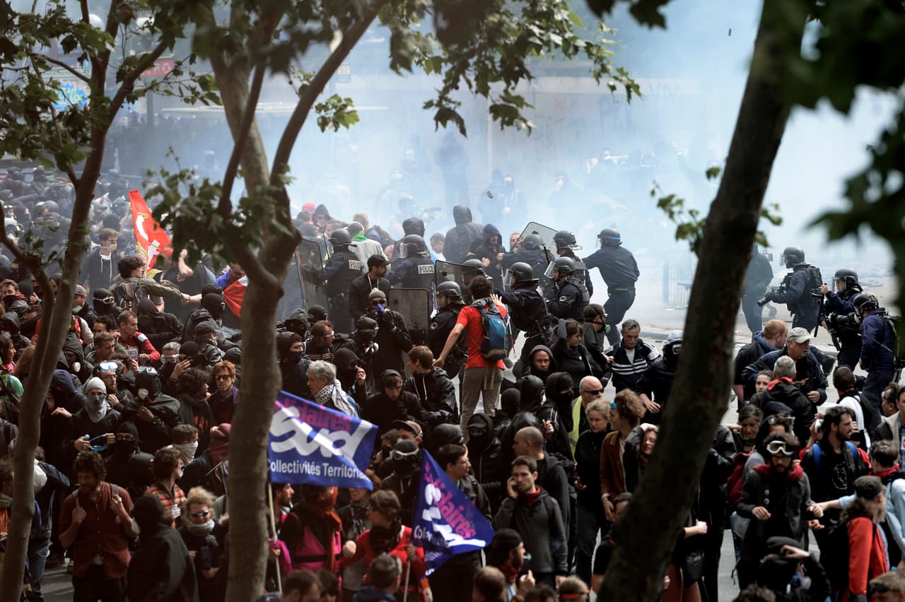 Hubo enfrentamientos entre los que se manifestaban y la policía muy cerca de la Torre Eiffel.