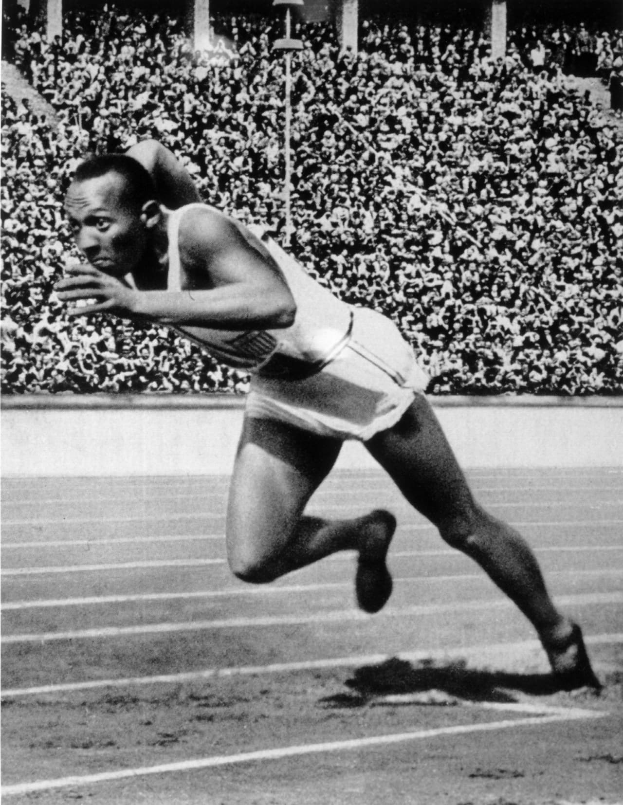 Jesse Owens envió un contundente mensaje a la dictadura nazi en 1936. En los Olímpicos de Berlín ese año, poco antes de la Segunda Guerra Mundial, el atleta le demostró a Adolfo Hitler la capacidad que podía tener un deportista negro.