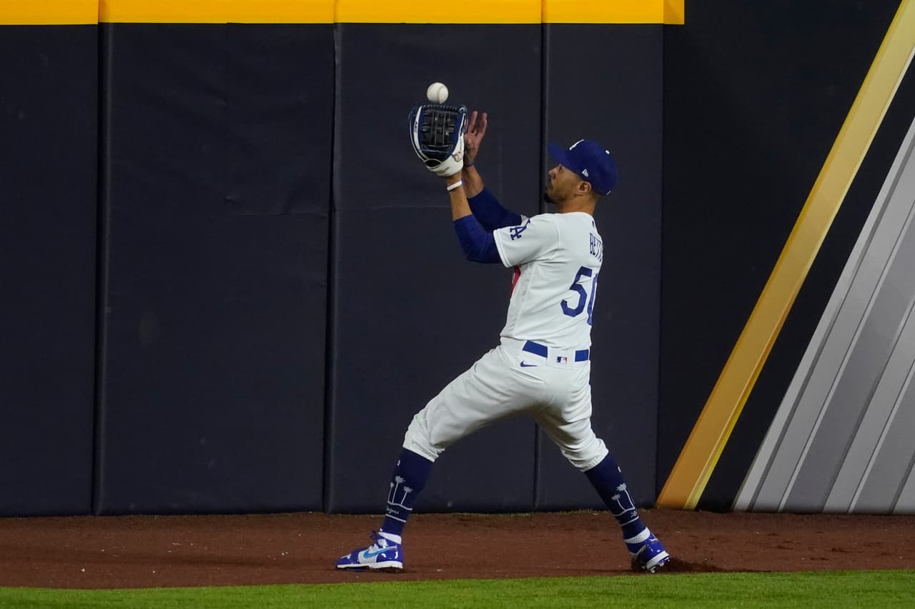El cambio de pitcher en los Rays sentencia el partido y los Dodgers consiguen remontar la desventaja de 1-0 para vencer 1-3 a los Rays y consiguen su sexta campeonato de Serie Mundial.