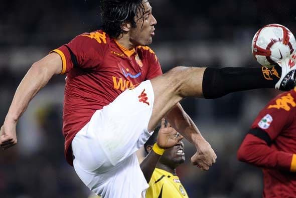 Luca Toni puso en ventaja a la Roma frente al Udinese.