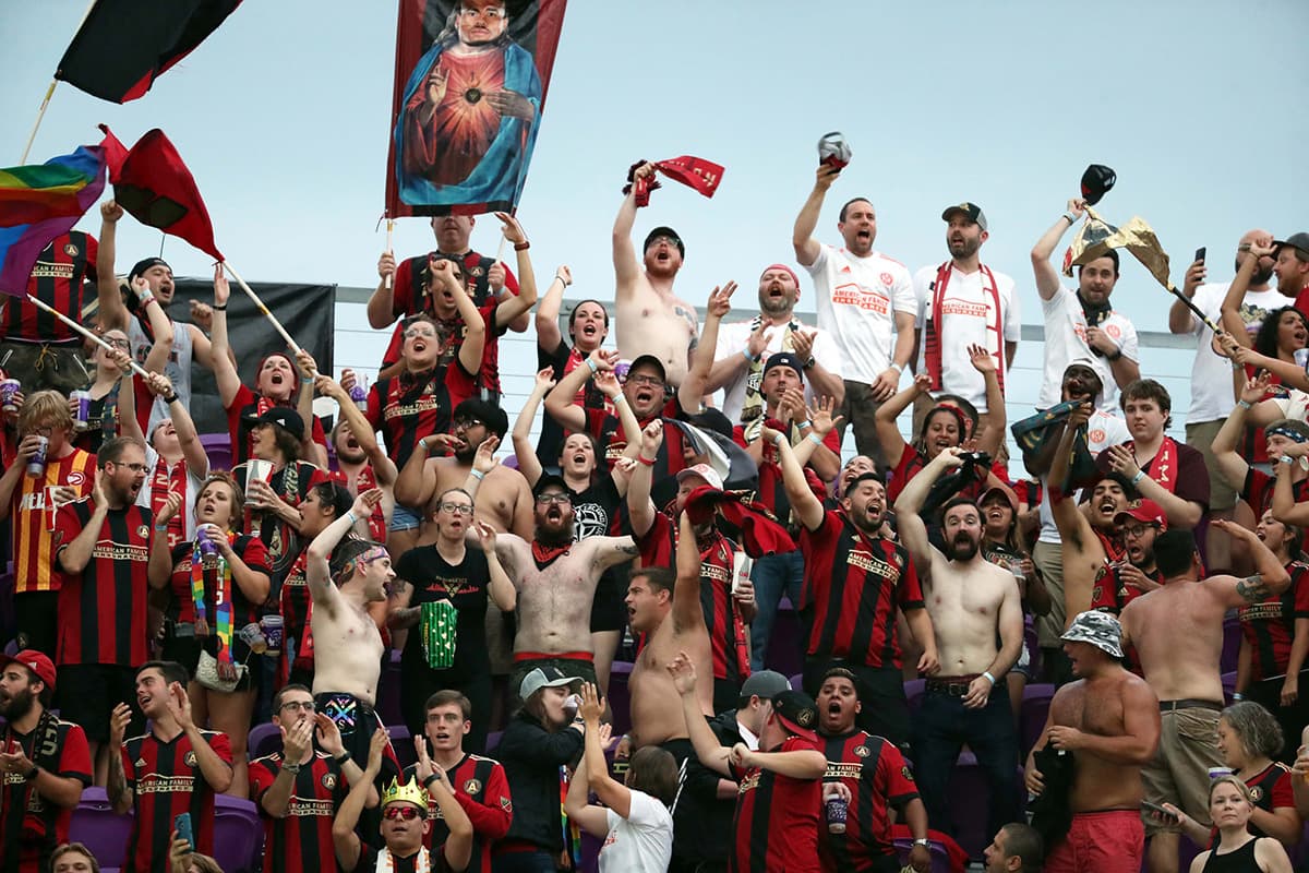 Los fanáticos de Atlanta United celebran el valioso triunfo que los deja con 54 puntos en lo más alto de la Conferencia del Este y de la tabla general de la Major League Soccer.