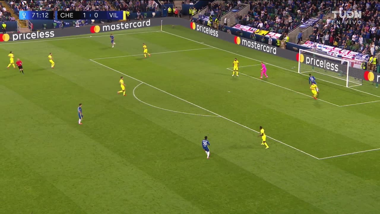 ¡TIRO ATAJADO! disparo por Marcos Alonso.