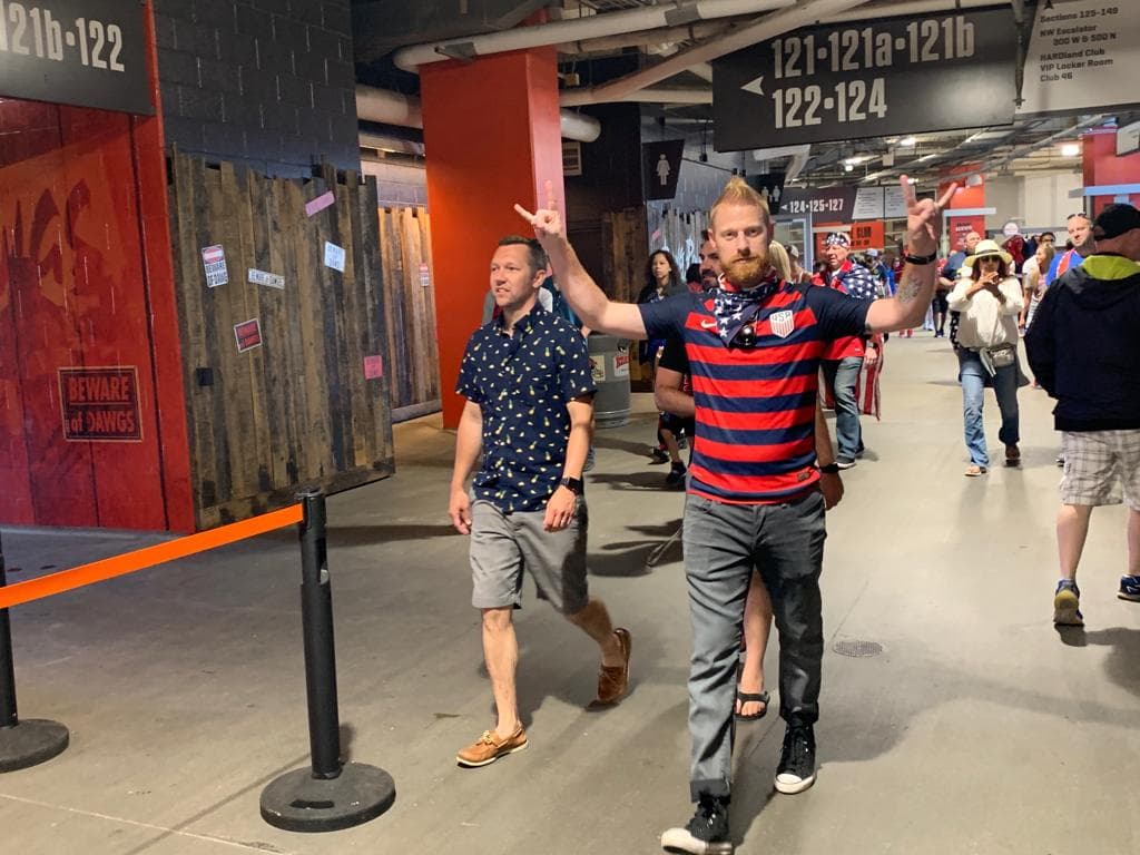 Los fanáticos estadounidenses y trinitenses se preparan en el FirstEnergy Stadium de Cleveland, Ohio, para su encuentro en el Grupo D de la Copa Oro.
