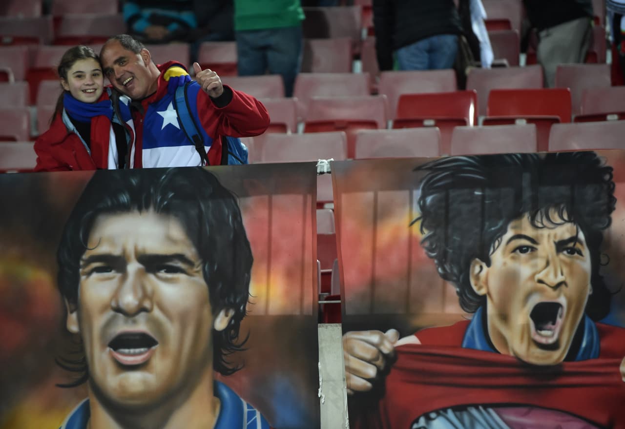 La afición chilena invocó a antiguos ídolos chilenos en búsqueda de la magia que los llevara al triunfo.