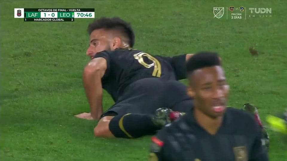 Tiro desviado de Diego Rossi