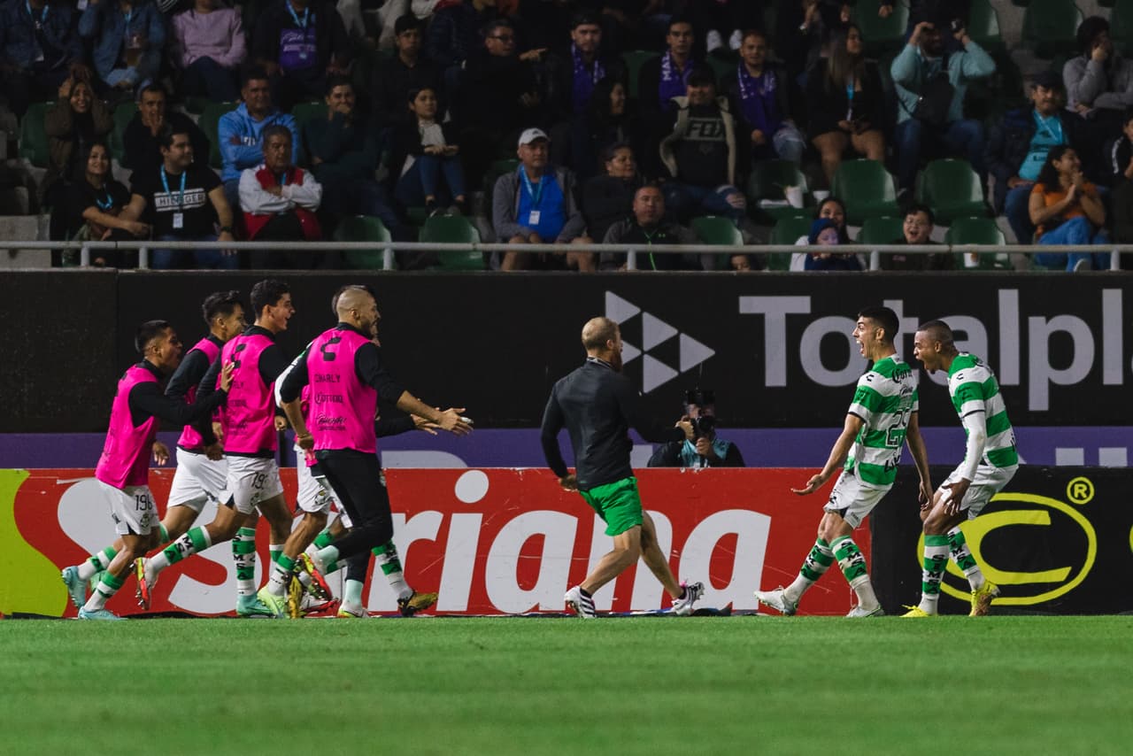 Con un gol tardío de cabeza autoría de Harold Preciado, Santos Laguna doblegó a Mazatlán en el inicio de la Jornada 3 del Clausura 2023. Santos abrió el marcador al 36’ vía Juan Brunetta, pero Ariel Nahuelpán empataría en el segundo tiempo. Sin embargo, Harold Preciado marcó el tanto definitivo a 10 minutos del final.