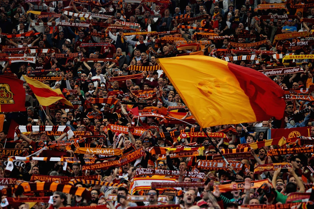 Entre tanto, los fanáticos de la Roma se adueñaron de la tribuna sur del recinto romano.