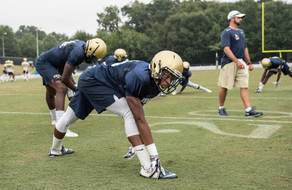 Diversión, aprendizaje, emoción, conviviencia y retroalimentación, los ingredientes principales de la inusual práctica de los Panthers con chicos de preparatoria de Carolina del Sur. Checa las mejores imágenes.
