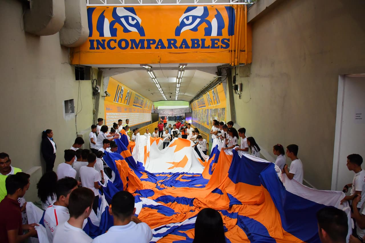 Aficionados de Tigres, mayoritariamente, y del León, tomaron por 'asalto' las inmediaciones del Estadio Universitario para atestiguar el juego de Ida de la Final del Clausura 2019 de la Liga MX en Monterrey. Se esmeraron y le pusieron un fantástico ambiente.