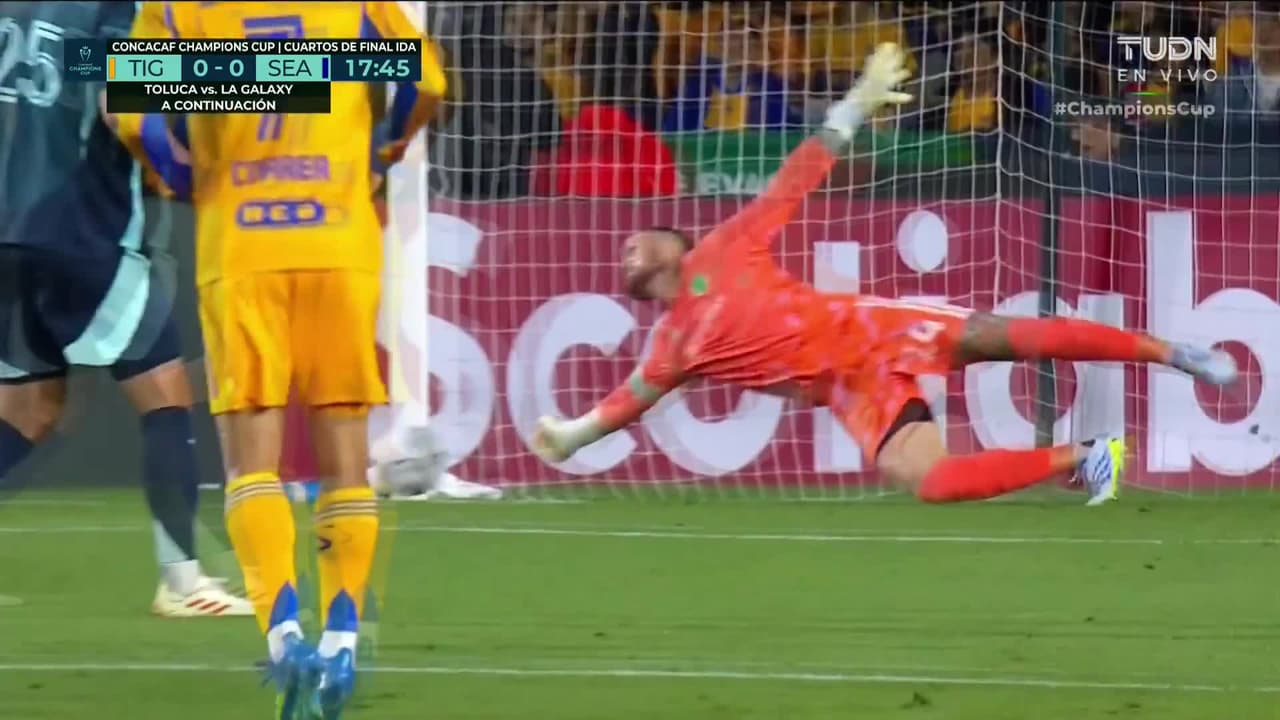 ¡Atajadón de Frei! El arquero de Seattle evita el primero de Tigres
