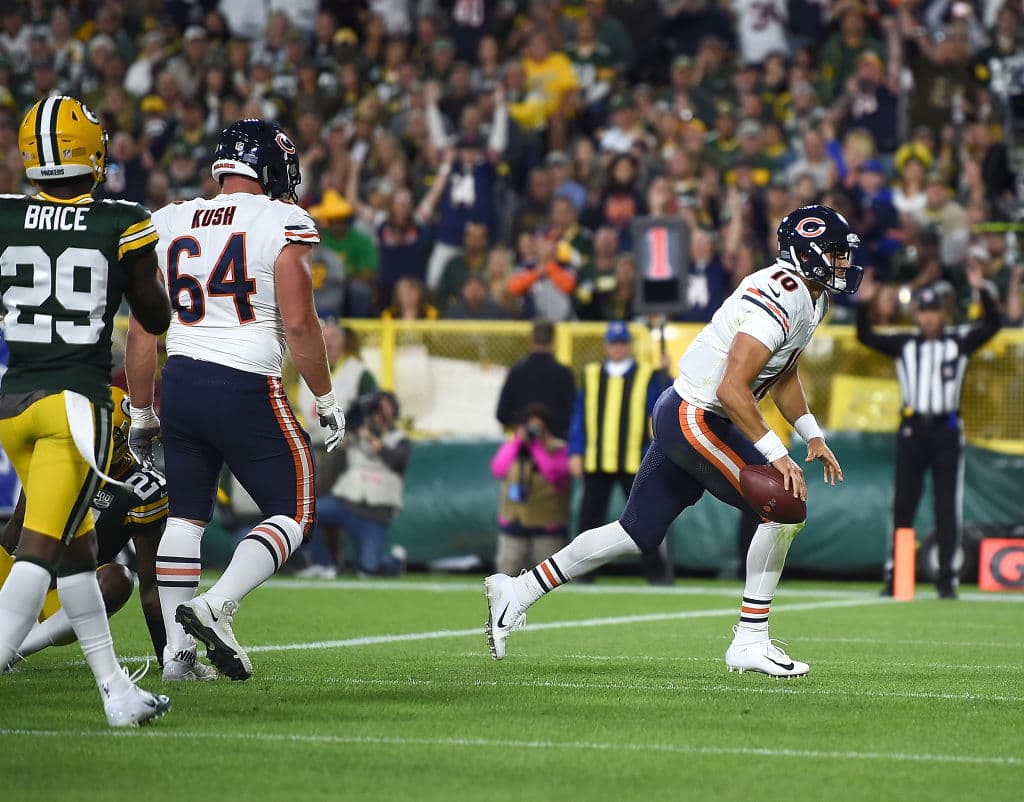 En lo que al juego respecta, los Bears pegaron primero y duro. Una carrera de dos yardas de Mitchell Trubisky puso adelante 7-0 a Chicago. Fue una jugada que hizo ver mal a la defensa de los locales.