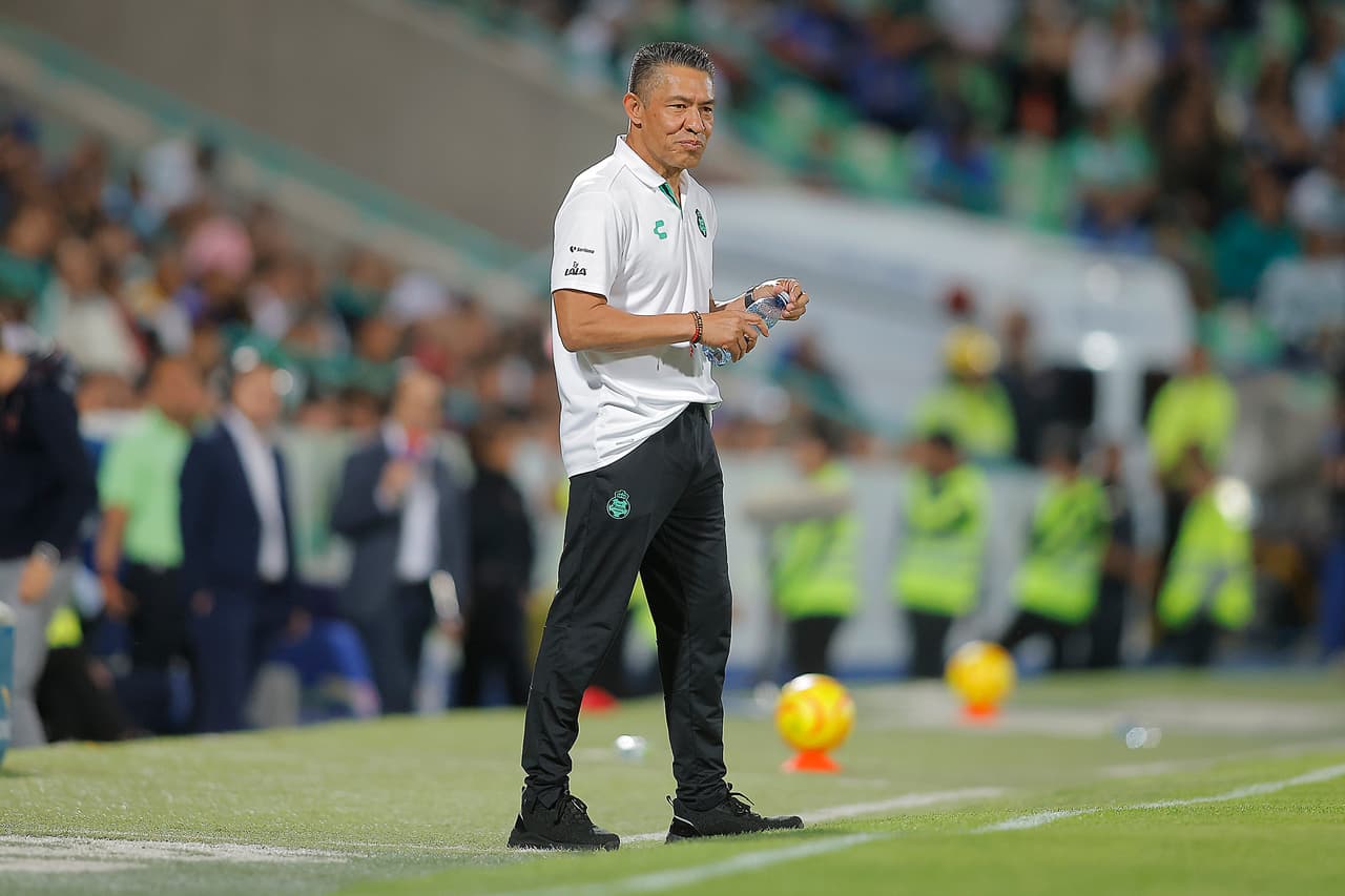 TORREON, MEXICO - MARCH 9: Marcos Ambriz, head coach of Santos looks on during the 11th round match between Santos Laguna and Cruz Azul as part of the Torneo Clausura 2024 Liga MX at Corona Stadium on March 9, 2024 in Torreon, Mexico.(Photo by Manuel Guadarrama/Getty Images)