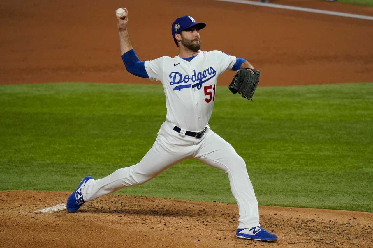El cambio de pitcher en los Rays sentencia el partido y los Dodgers consiguen remontar la desventaja de 1-0 para vencer 1-3 a los Rays y consiguen su sexta campeonato de Serie Mundial.