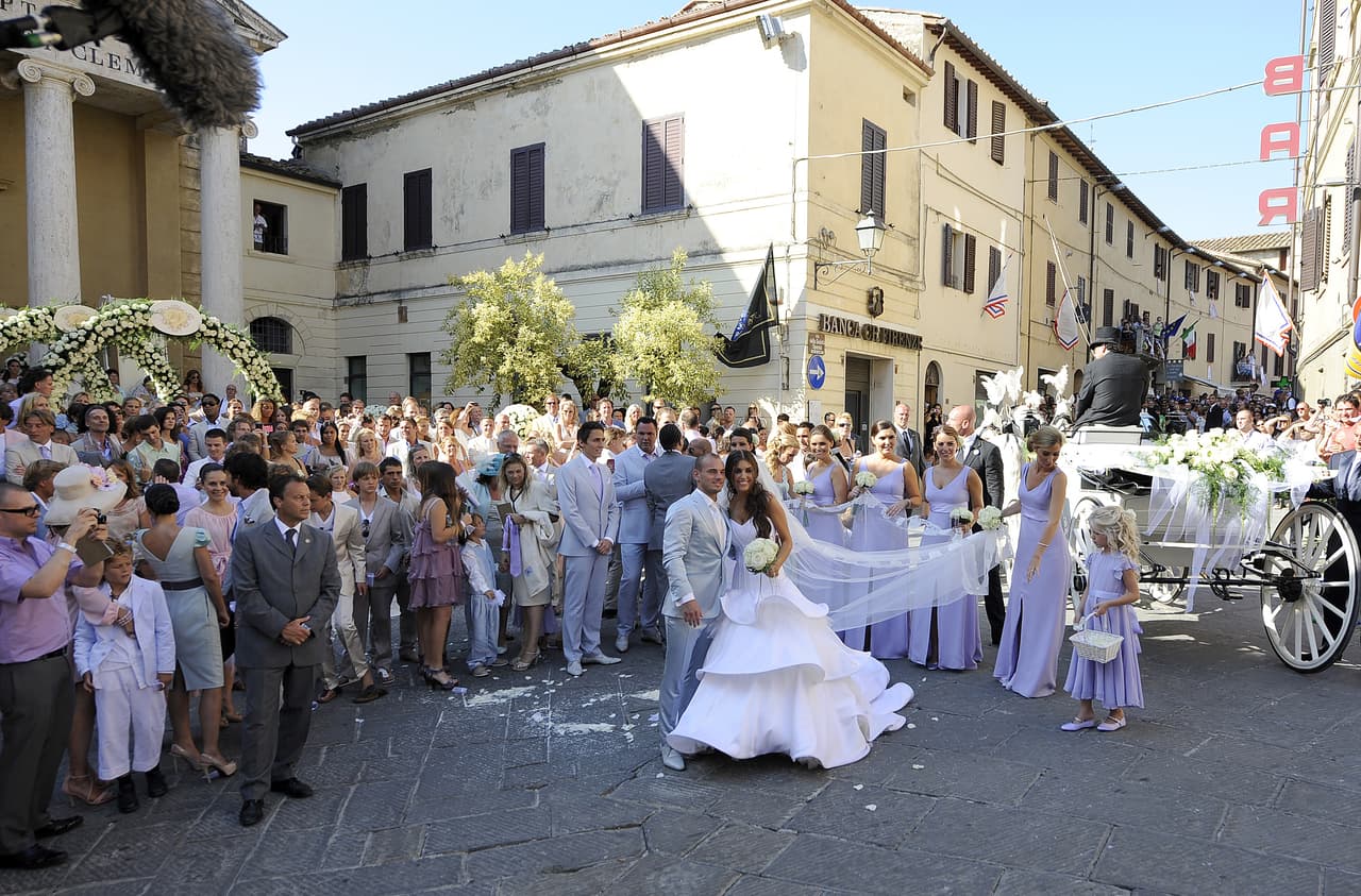 Wesley Seijder y su esposa Yolanthe Cabau tras salir de la iglesia San Giusto e Clemente en Castelnuovo Berardenga cerca a Siena (Italia) el 17 de julio de 2010.
