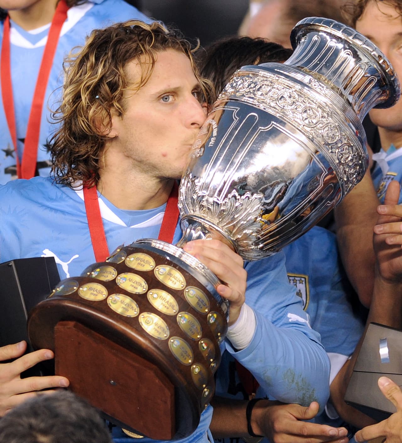 Diego Forlán (Uruguay) - su máximo logro con la selección Celeste fue la Copa América de 2011, disputada en Argentina. Sin embargo, en el Mundial de Sudáfrica 2010 llevó a su equipo hasta el cuarto lugar y se consagró como Balón de Oro del torneo.