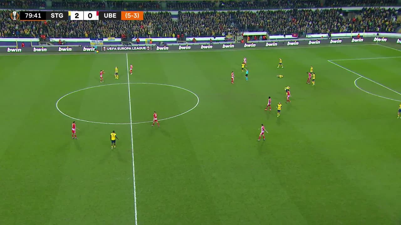 ¡Tarjeta Roja! Janik Haberer recibe la segunda amarilla y se va del juego.