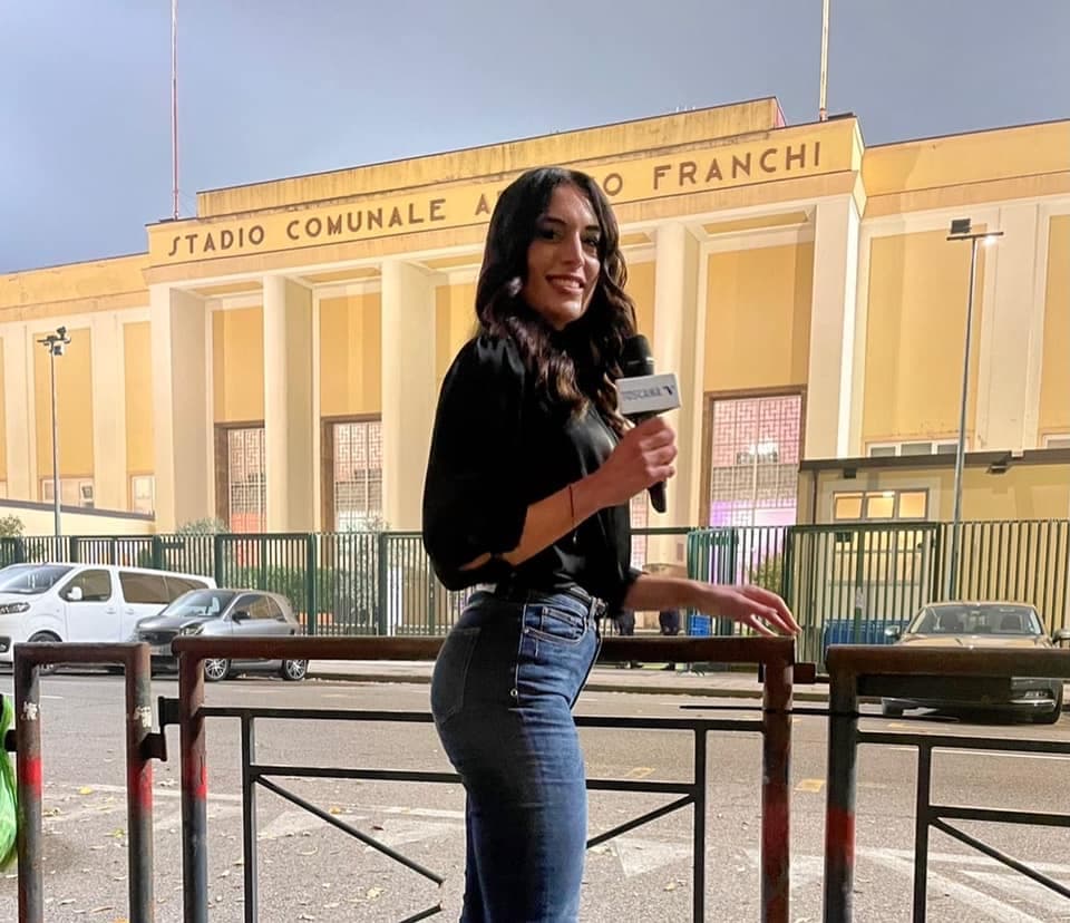 Nalguean a reportera italiana tras triunfo del Empoli en vivo