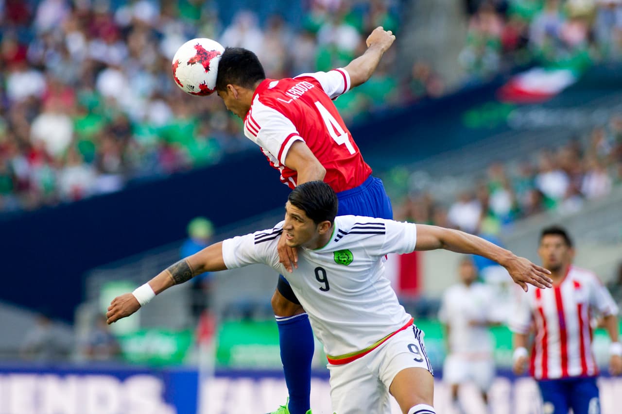 Alan Pulido sacó un nueve. Ha aprendido a jugar para sus compañeros, bajando balones y sirviendo de 'poste'.