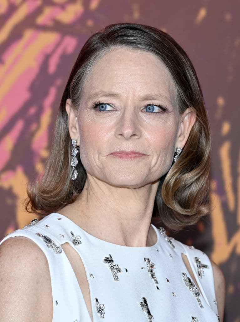 The Silence of the Lambs (1991) - El FBI busca a "Buffalo Bill", un asesino en serie que mata a sus víctimas, todas adolescentes, después de prepararlas minuciosamente y arrancarles la piel. Para poder atraparlo recurren a Clarice Starling, una brillante licenciada universitaria, experta en conductas psicópatas, que aspira a formar parte del FBI.
<br>