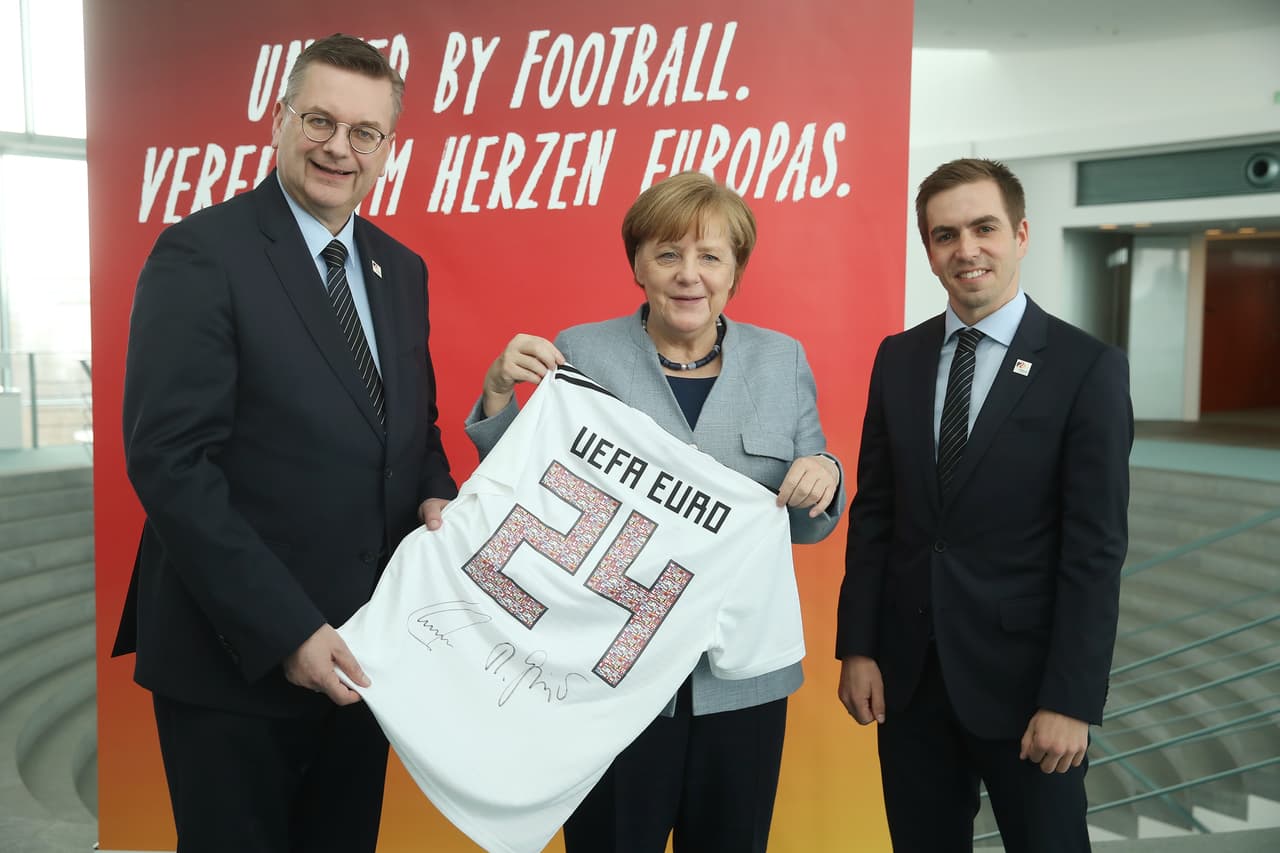 La cancille alemana Angela Merkel es una fanática del fútbol y de su selección y aunque no lo ha dicho públicamente se dice que es hincha de Energie Cottbus.