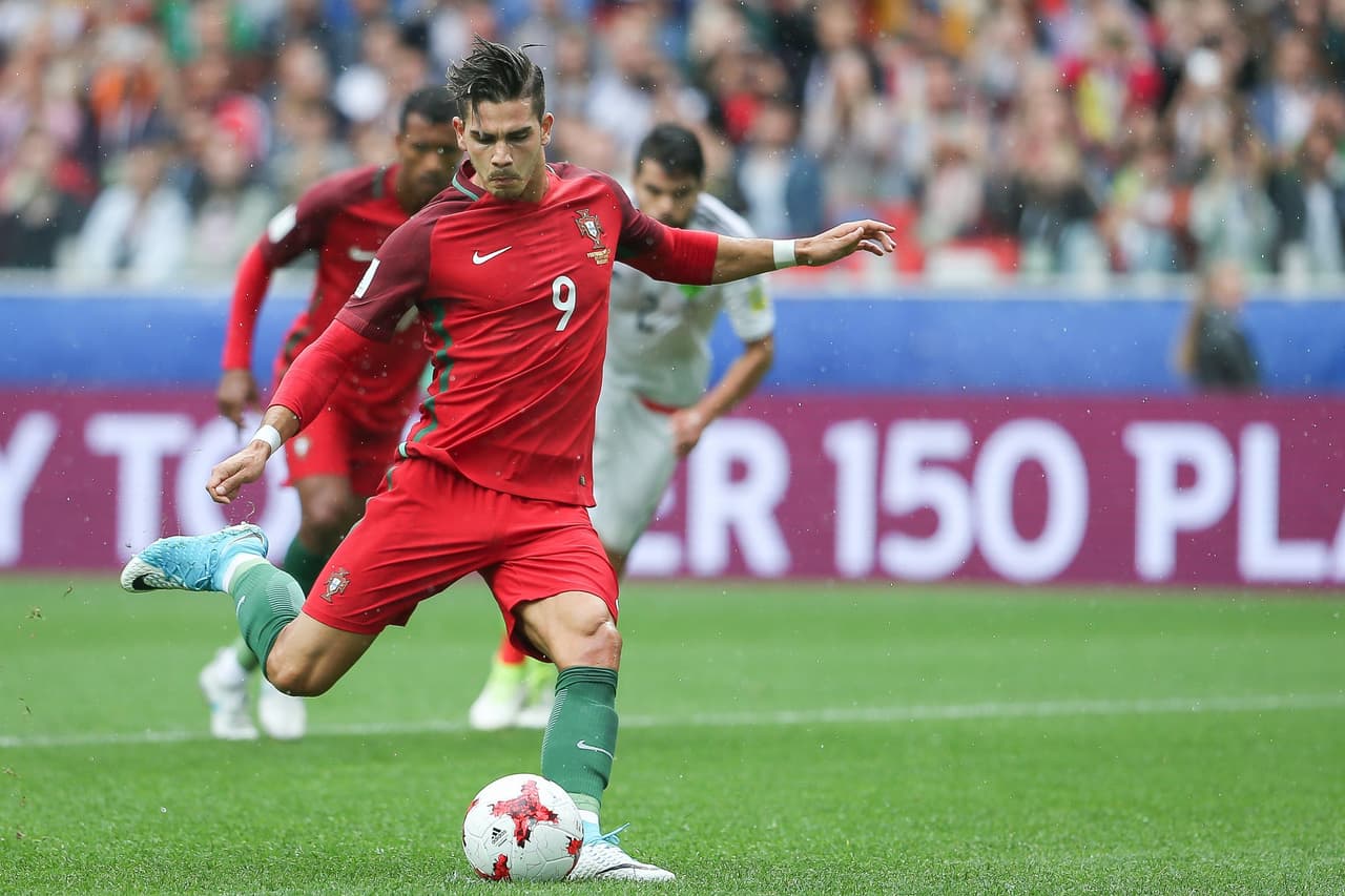 André Silva pateó a favor de Portugal, pero su remate tuvo muy poca convicción.
