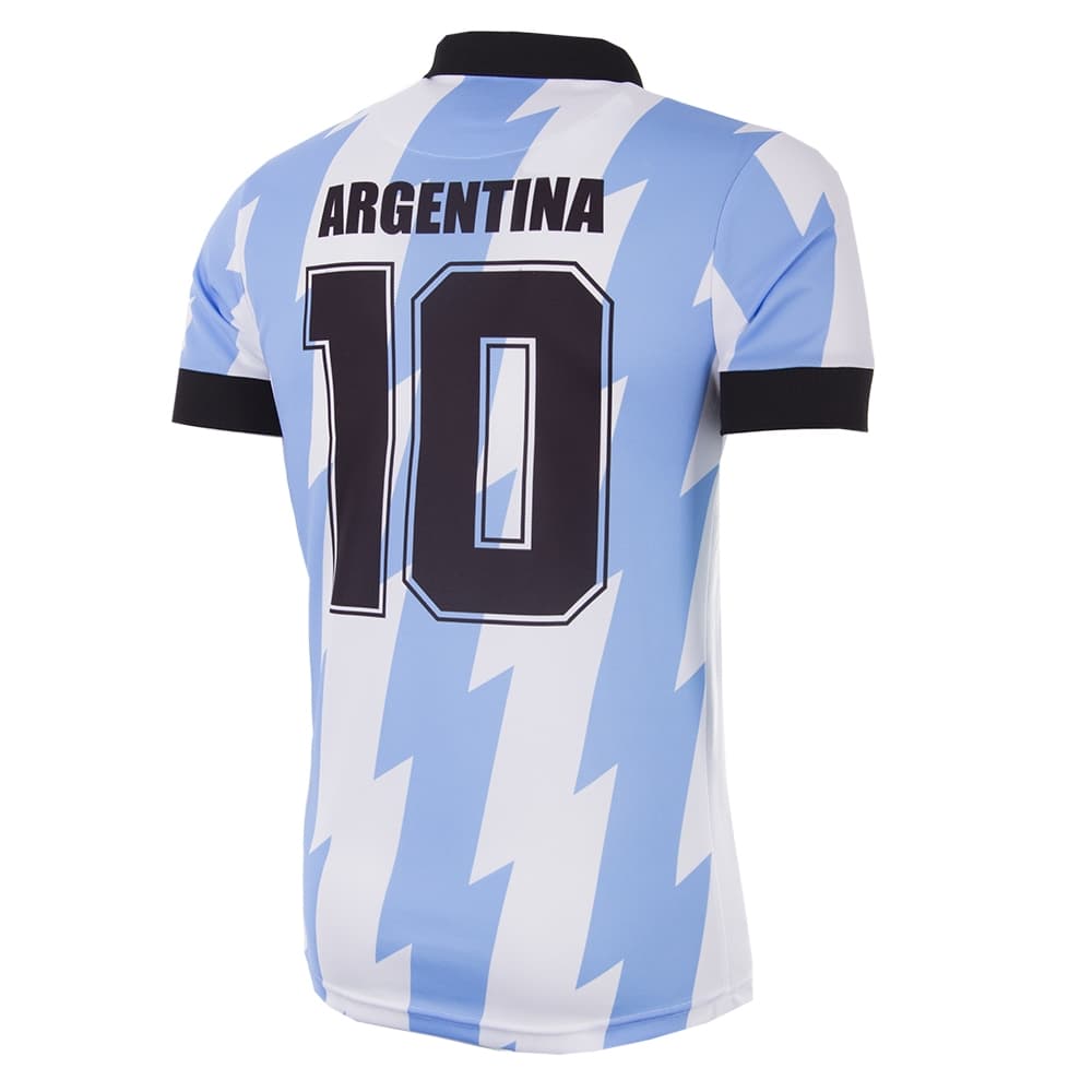 La popular banda de rock Pearl Jam anució este miércoles su nueva línea de playeras futboleras con algunos países que harán parte de la Copa del Mundo de Rusia 2018. España, Argentina, Brasil, México, Inglaterra, entre otros, hacen parte de esta hermosa colección.