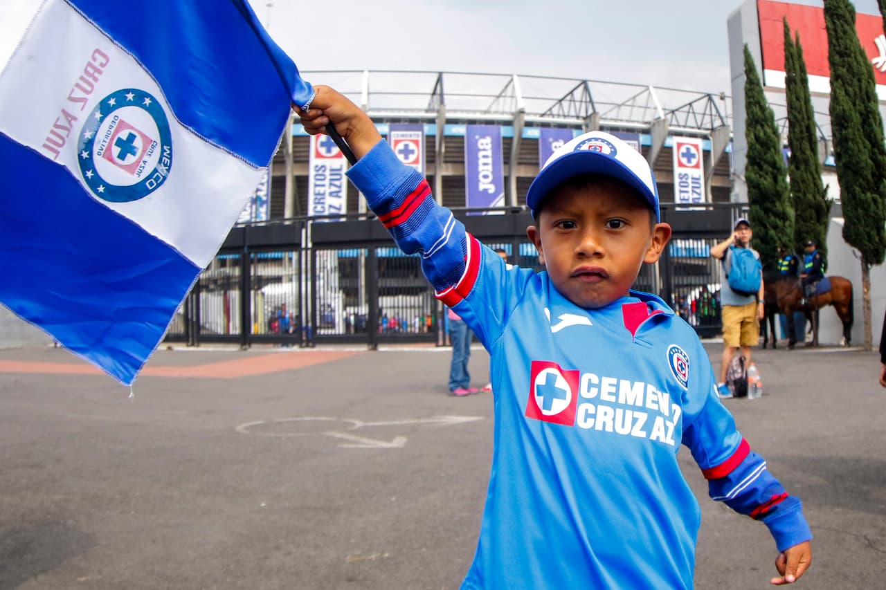Los fanáticos de Cruz Azul en el Estadio Azteca a minutos del juego contra Monarcas Morelia por la Jornada 17 del Clausura 2019.