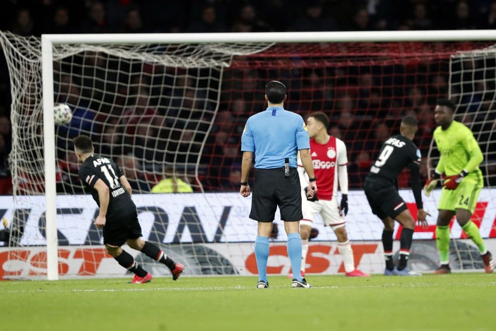 Le pelota se va al fondo de la red y el juego es para el AZ, quien se sube al liderato de la Eredivisie.