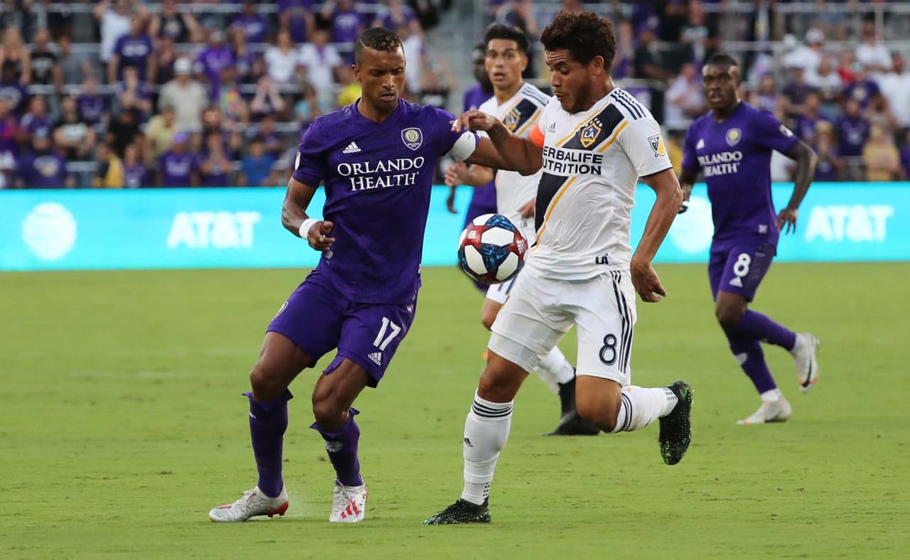 Galaxy venia de cuatro derrotas al hilo, tres consecutivos sin poder marcar, y visitaba a Orlando sin Zlatan por suspensión. Jona dos Santos se apropió del medio campo, metió un golazo de media distancia, y con ello rompió la sequía de triunfos y goleadora de los angelinos.