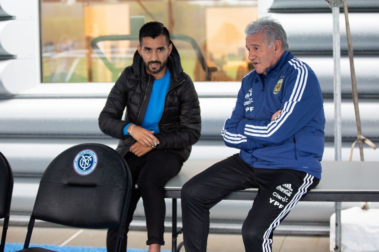 Maxi Moralez -jugador de New York City FC y ex integrante de la selección argentina- hizo el papel de anfitrión ante la visita de sus compatriotas. En esta foto, acompañado por Jorge Burruchaga, campeón del mundo en 1986. (New York City FC)