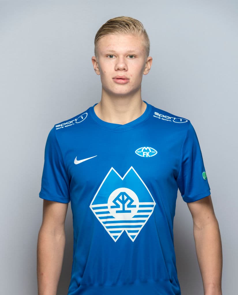 En mayo del 2016 y con el número 19 en la espalda, el joven Erling juega sus primeros minutos como extremo izquierdo; jugó un total de 16 partidos en la antesala de la primera división noruega.