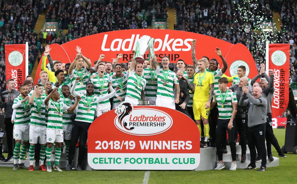 Con un triunfo de 2-1 ante Hearts, Celtic FC se coronó por octava ocasión seguida en la Scottish Premiership y festejó con su público en Celtic Park ante un estadio repleto pero con un cuadro plagado de jugadores suplentes. ¿La razón? El sábado entrante en Hampden Park disputará ante, precisamente, el Hearts la Final de la Copa Escocesa, aunque los de Edimburgh también jugaron con suplentes para el partido del fin de semana. Así festejaron los verdiblancos su campeonato 50 en el fútbol escocés.