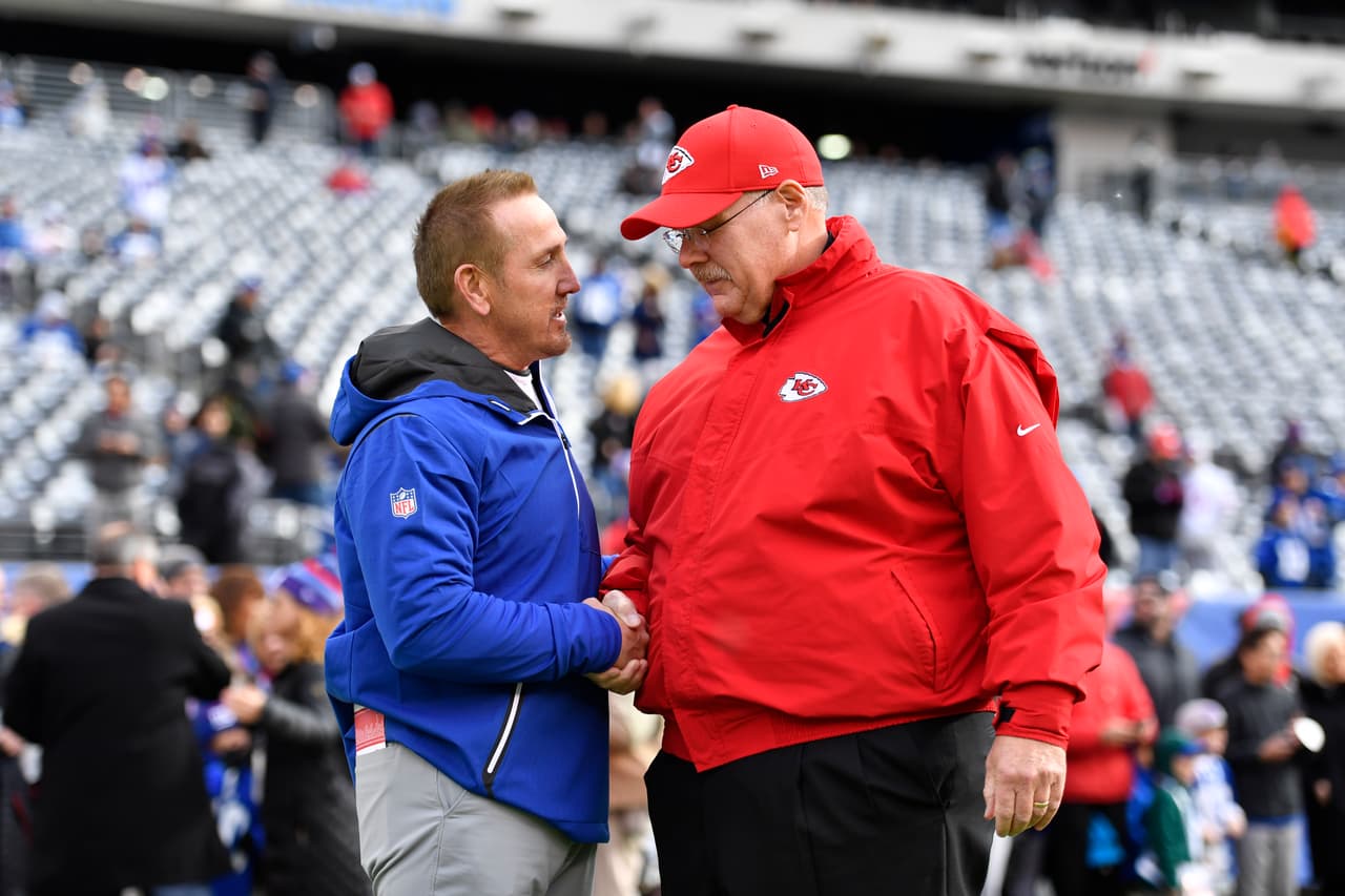 Steve Spagnuolo saluda al coach de los Chiefs, Andy Reid, en un partido con los New York Giants en 2017.