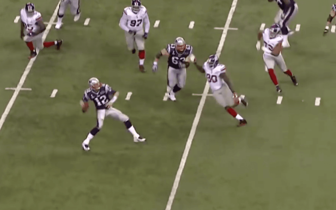 Pierre-Paul presiona a Brady y cuando suelta el brazo, el defensivo de Giants lo golpea.