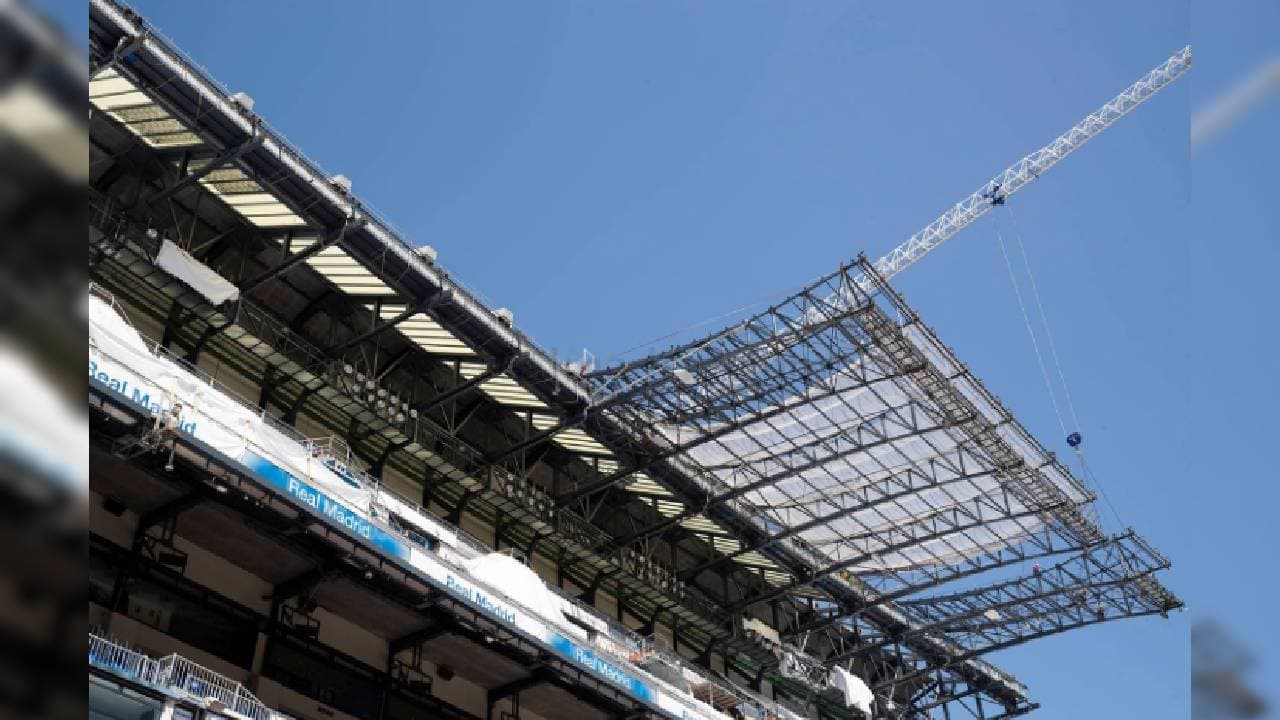 La obras en el Santiago Bernabéu continúan sin descanso durante la cuarentena. Destaca el desmontaje de la cubierta del estadio. En el fondo norte se ha desmontado toda la estructura metálica y se está desmontando sector a sector la cubierta rígida de la que ya prácticamente no queda nada.