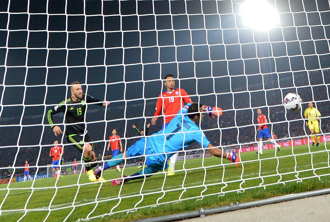 El cabezazo de mexicano llevaba mucha fuerza y un mal cálculo de su posición hizo que Bravo no alcanzara a sacar el remate de su meta.