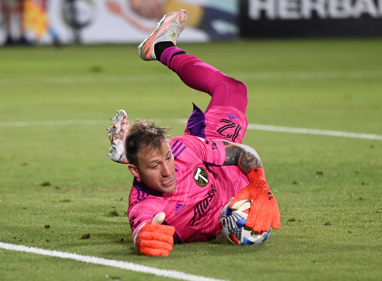 En el arco está Steve Clark, el portero de Portland Timbers que el domingo por la noche tuvo una gran actuaci´on en el clásico frente a Seattle Sounders FC.
<br>