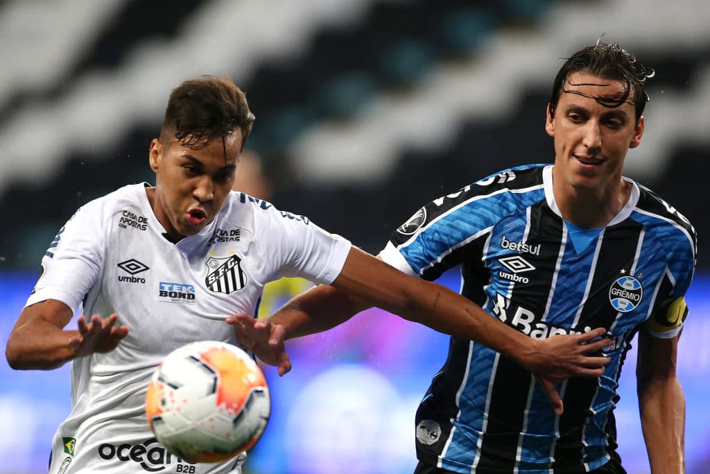 Con gol de penal al minuto 90+12, Gremio consigue un valioso empate en casa frente a Santos en la ida de los cuartos de final.
