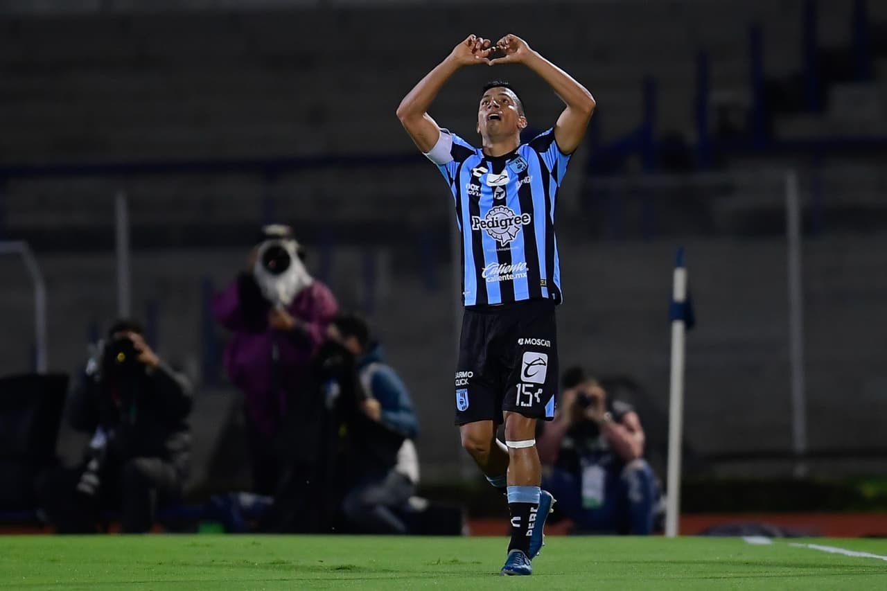 Pumas derrotó a Querétaro en la Jornada 13 y volvió a sumar puntos después de 10 fechas en el Apertura 2022. Eduardo Salvio y Juan Dinenno (con doblete) anotaron por parte de los universitarios, mientras que Ángel Sepúlveda descontó para los Gallos.