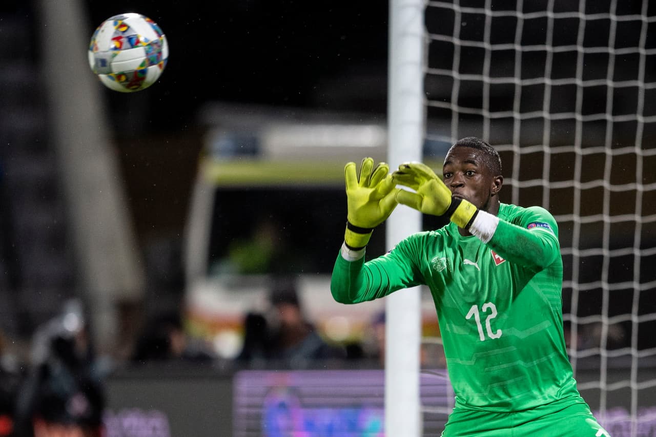 Los islandeses se mostraron agresivos luego del gol en cotnra y trataron de pagar con la misma moneda, el portero Mvogo pasando apuros con este disparo potente a las manos.