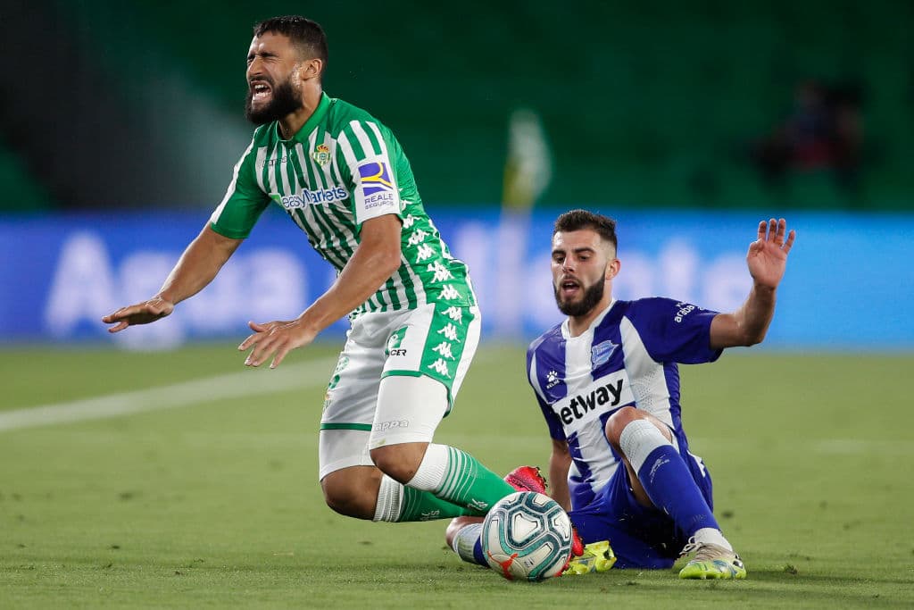 Alavés logra imponerse en su visita al Betis y queda libre de la zona de descenso.