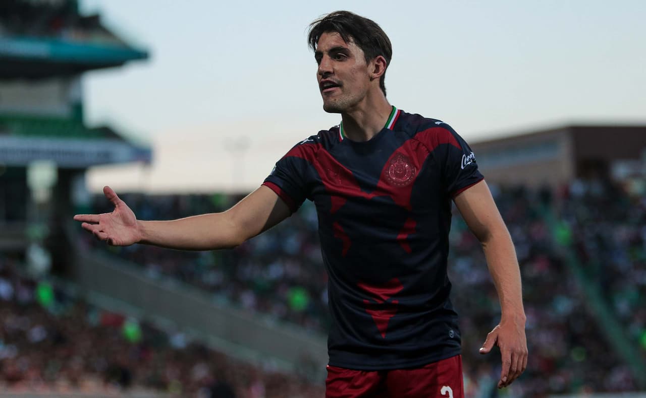 josecarlos Van Rankin de Chivas con una expresión corporal que resumía el estado anímico del equipo en el partido, desesperación por la falta de cohesión.