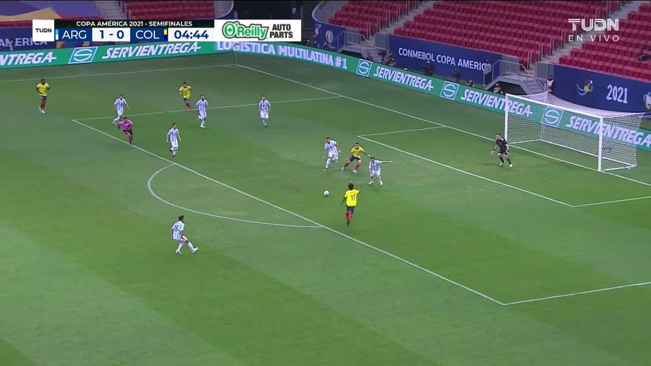 ¡TIRO ATAJADO! disparo por Juan Cuadrado.