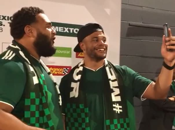 Dak Prescott apoyó al Tri en su casa portando la playera de México 