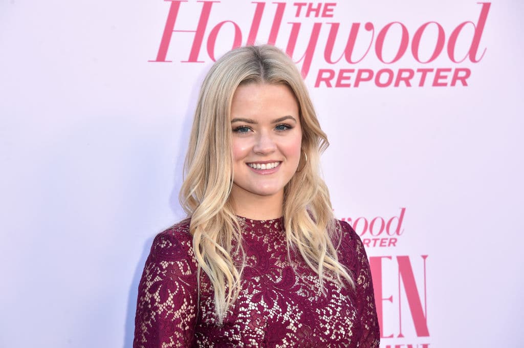 "Esta persona cumple 22 años hoy", subtituló Witherspoon en la toma, agregando un emoji de sorpresa.