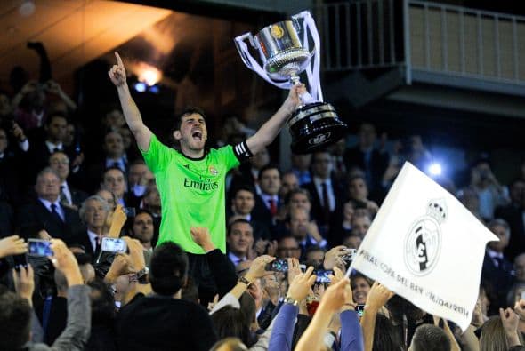 (Con informacción de EFE) Iker Casillas (7): Su historial de títulos crece con su segunda Copa del Rey en una noche en la que batió un nuevo récord. Superó mil minutos sin recibir un tanto hasta que en el 67 de la final voló al testarazo de Bartra con la impotencia de ver que no llegaba a la escuadra. Muy concentrado todo el partido comenzó saliendo rápido ante Messi y lo acabó agradeciendo la fortuna que toda su carrera le ha acompañado en las grandes citas, cuando a segundos del final el poste evitó el empate de Neymar. En el primer acto no fue exigido, solo un testarazo blando de Alba y en la segunda respondió bien ante las llegadas azulgranas.  